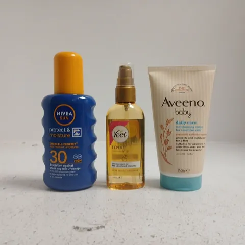 APPROXIMATELY 12 ASSORTED COSMETIC ITEMS INCLUDING VARIOUS MAKES AND BRANDS - COLLECTION ONLY