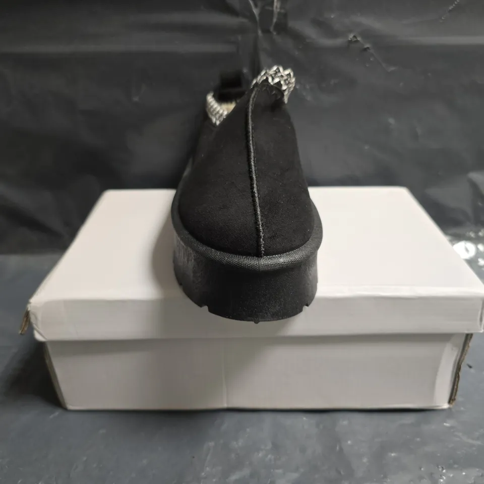 BOXED PAIR OF UNBRANDED FAUX FUR LINED SHOES IN BLACK SIZE EU 39