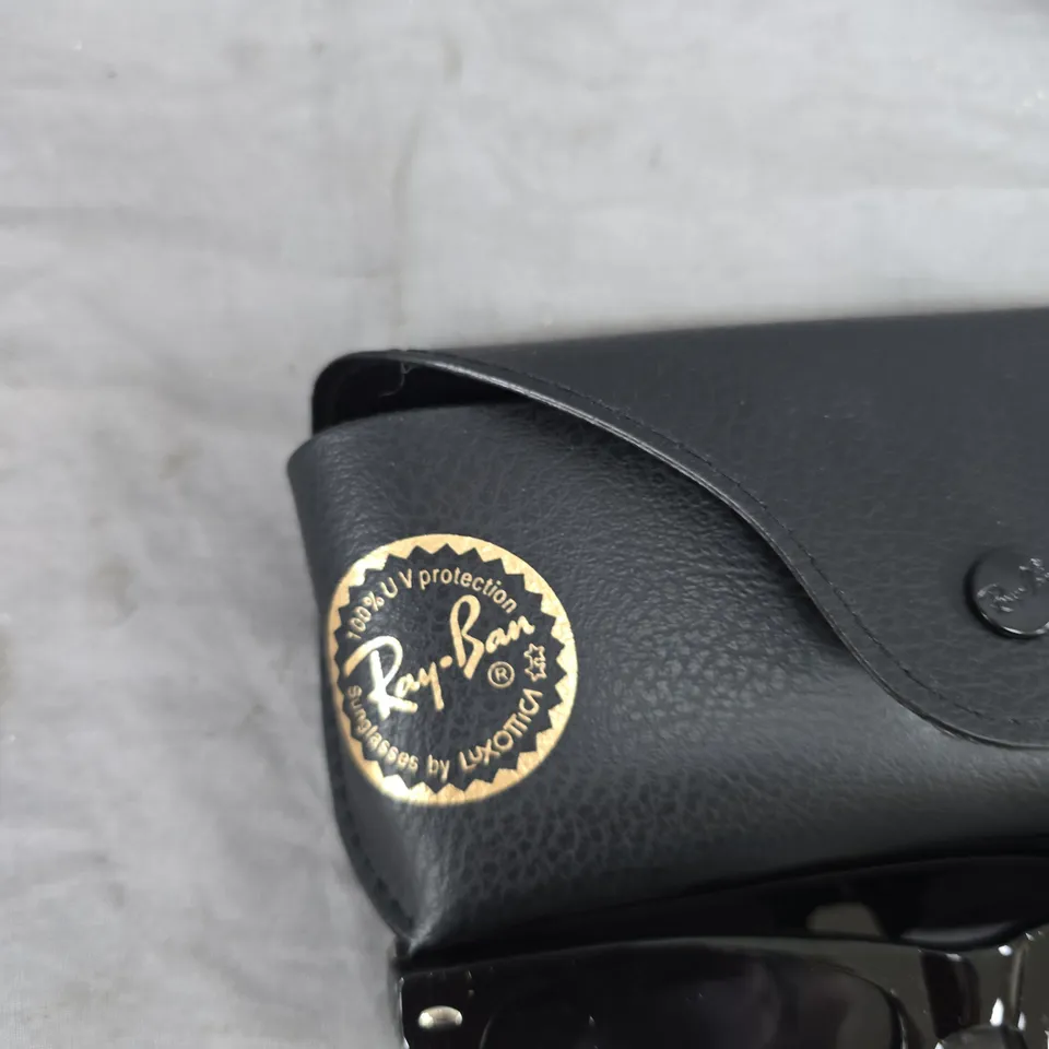 RAY-BAN SUNGLASSES – THE ICONS COLLECTION, BLACK FRAME