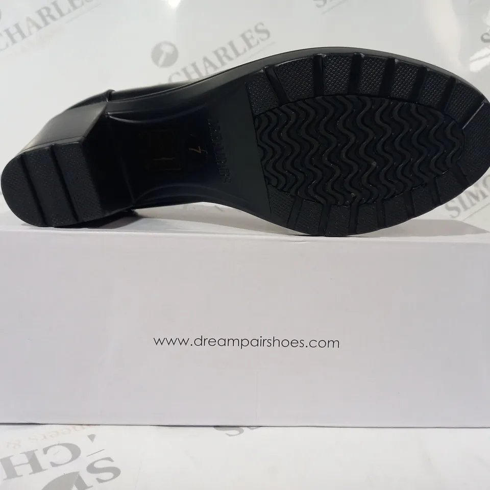 BOXED PAIR OF DREAM PAIRS CLOSED TOE BLOCK HEEL SLIP-ON SHOES IN BLACK UK SIZE 5
