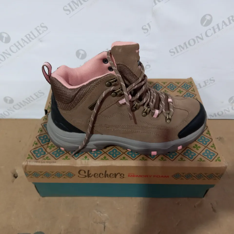 BOXED PAIR OF SKECHERS BROWN BOOTS- SIZE 6