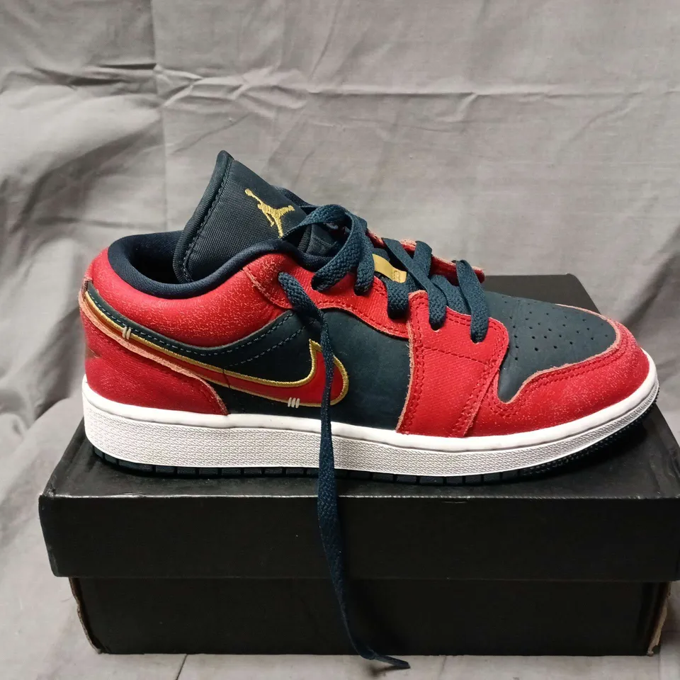 BOXED PAIR OF NIKE AIR JORDAN 1 LOW TRAINERS IN RED/BLUE - UK 3.5