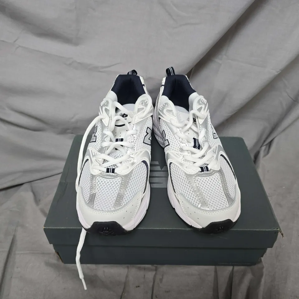 BOXED PAIR OF NEW BALANCE 530 SNEAKERS – WHITE, MEN'S - SIZE 6