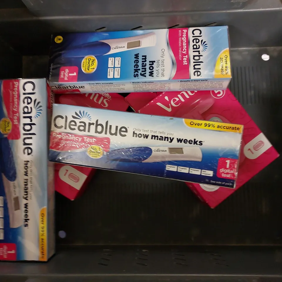 BOX OF APPROX 8 ITEMS TO INCLUDE ASSORTED GILETTE VENUS BLADES AND CLEAR BLUE PREGNANCT TESTS