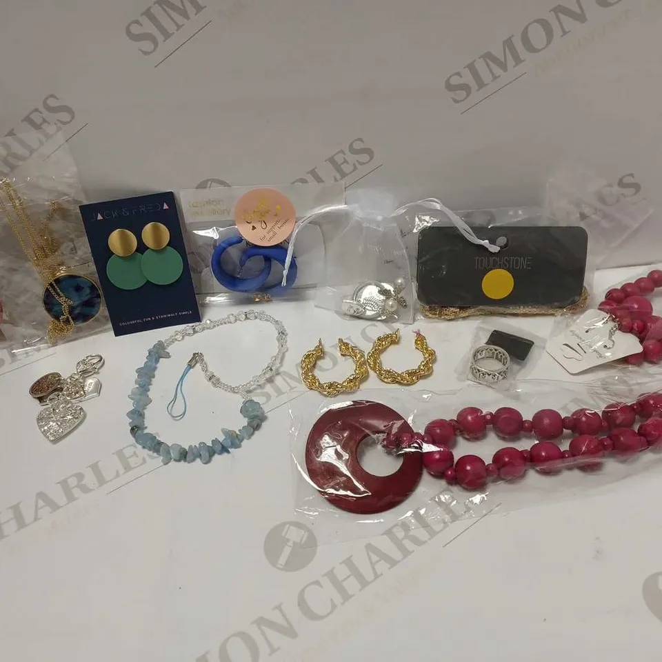 LOT OF APPROX 10 ASSORTED JEWELLERY ITEMS TO INCLUDE TOUCHSTONE NECKLACE, GOLD HOOP EARRINGS, JACK&FREDA EARRINGS, ETC
