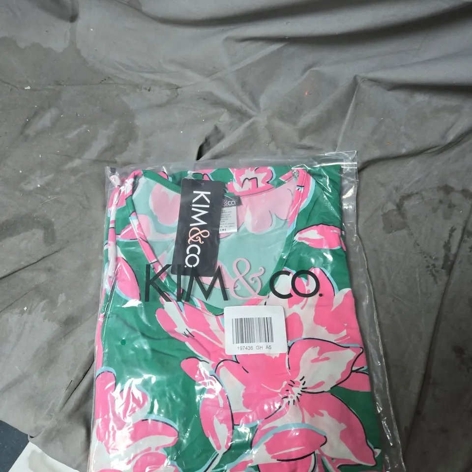 BOX OF APPROXIMATELY 50 ITEMS INCLUDING: IZABELA LONDON DRESS AND KIM AND CO DRESS