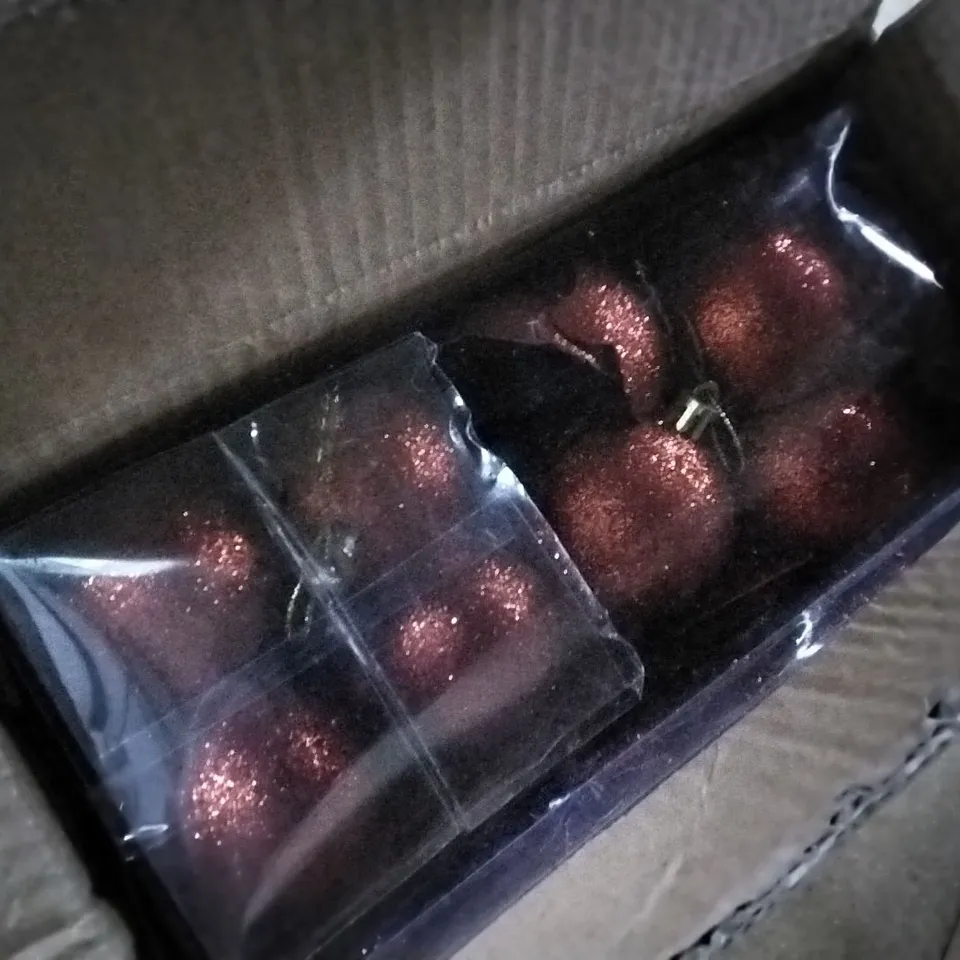 BOXED 42 PIECE CHRISTMAS DECORATION SET 