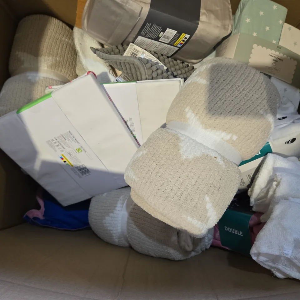BOX OF APPROXIMATELY 10 ASSORTED BEDDING AND SOFT FURNISHING  ITEMS TO INCLUDE - EASY CARE 2 PILLOW CASES , SATEEN 2 PILLOWCASES , TIE DYE DUVET SET SINGLE ETC
