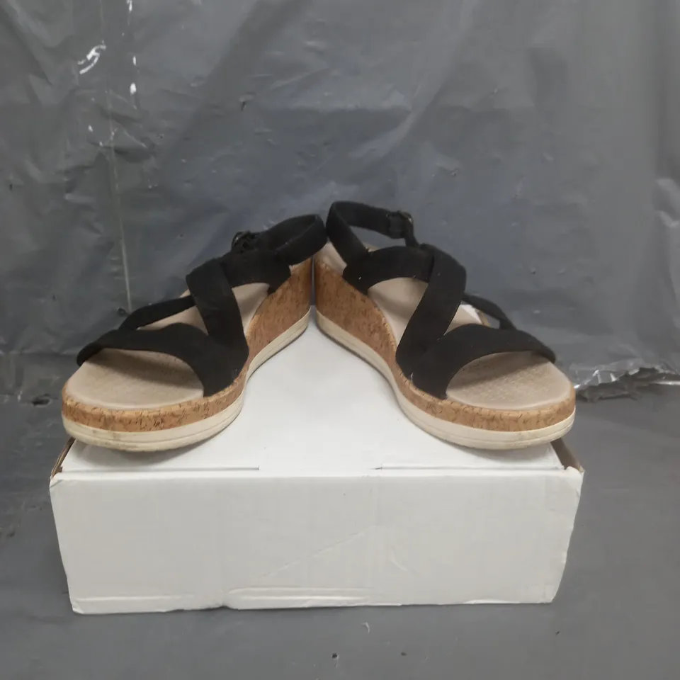 BZEES RADIANT WEDGE SANDALS BLACK SIZE 7
