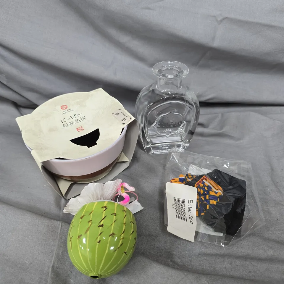 APPROXIMATELY 15 ASSORTED HOUSEHOLD PRODUCTS TO INCLUDE COOKWARE, BOTTLE CONTAINER, HOME DECOR ETC