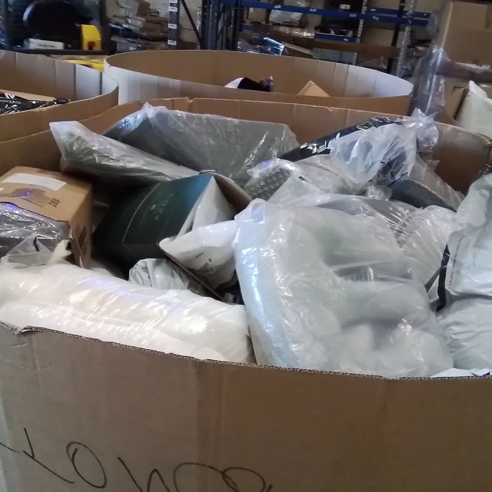 PALLET CONTAINING A LARGE QUANTITY OF PILLOWS 