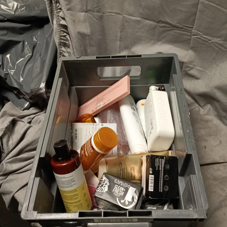 APPROXIMATELY 15 ASSORTED HEALTH AND BEAUTY ITEMS INCLUDING LOREAL ELVIVE RAPID REVIVER, ARTELAC HYDRA PLUS EYE DROPS AND CEREVE HYDRATING CLEANSER