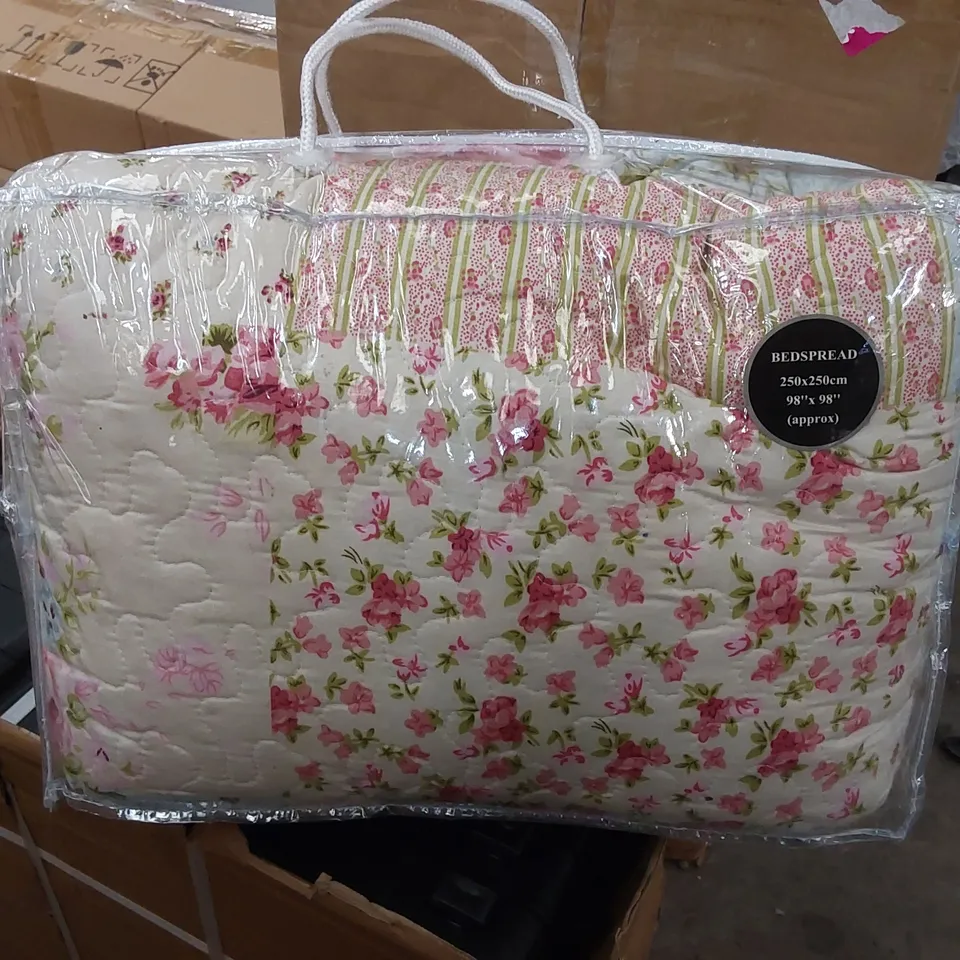BAGGED VERGAS BRAMBLY COTTAGE BEDSPREAD - MEADOW // SIZE: 250 X 250cm