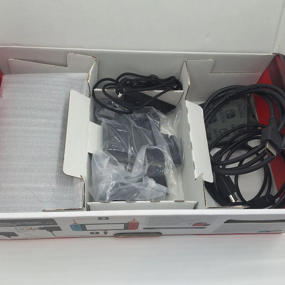 BOXED NINTENDO SWITCH GAMES CONSOLE WITH ACCESSORIES 
