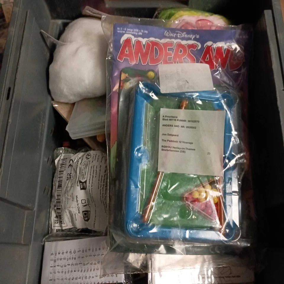 LARGE QUANTITY OF ASSORTED TOYS AND GAMES TO INCLUDE - ELF ON A SHELF, GROW YOUR OWN MINI CHRISTMAS TREE KIT & MODELLING DOUGH ETC 