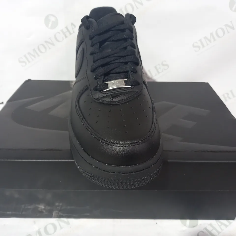 BOXED PAIR OF NIKE AIR FORCE 1 LOW SHOES IN BLACK UK SIZE 7