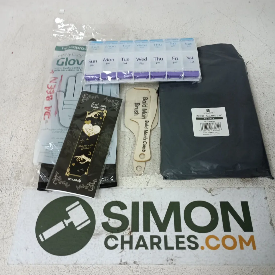 APPROXIMATELY 12 ASSORTED HOUSEHOLD ITEMS TO INCLUDE MAILING BAGS, PILL CASE, HEAVY DUTY GLOVES, ETC