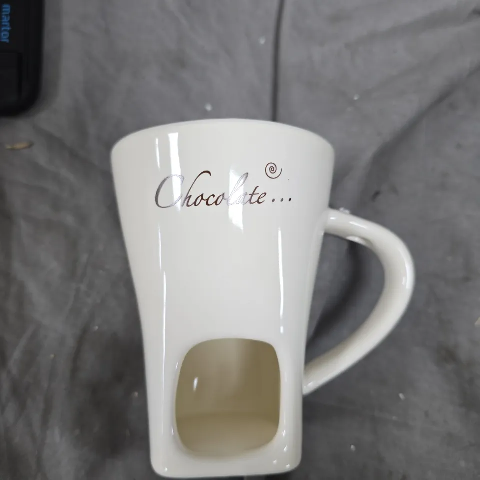 TOTE OF APPROXIMATELY 7 ASSORTED GLASS/CERAMIC ITEMS TO INCLUDE: CHOCOLATE MUG AND WALL ART