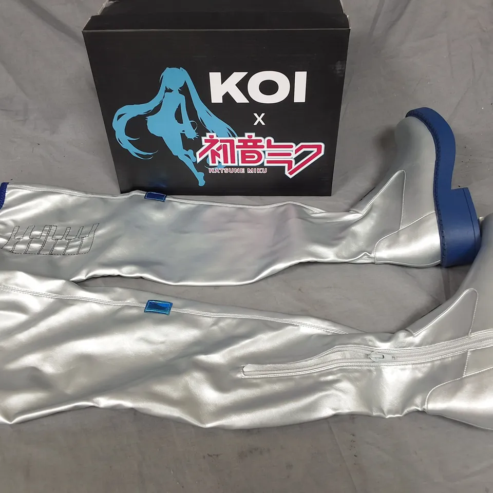 BOXED KOI THE SNOW MIKU LONG BOOTS IN SILVER - UK 6