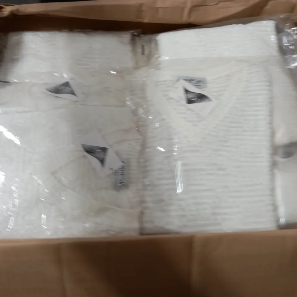 LARGE QUANTITY OF BAGGED AS NEW AMNESIA WHITE KNITTED JUMPERS - SIZE UNSPECIFED