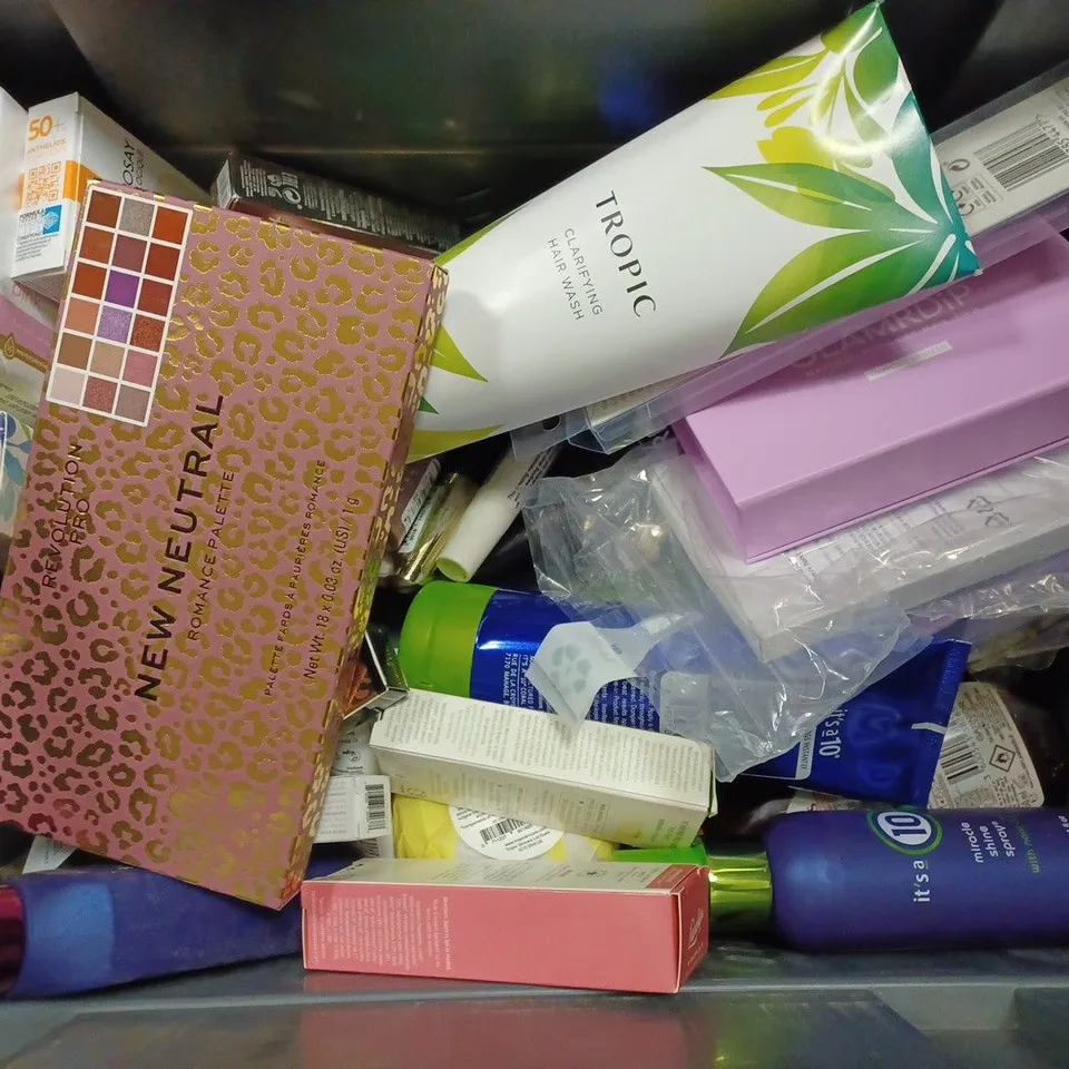 BOX OF APPROX 20 ASSORTED HEALTH AND BEAUTY ITEMS TO INCLUDE - BOOTS ORGANIC ROUND COTTON WOOL PADS - GARNIER HAIR FOOD COCONUT - LANOLIPS TINTED LIP BALM SPF 30 ECT