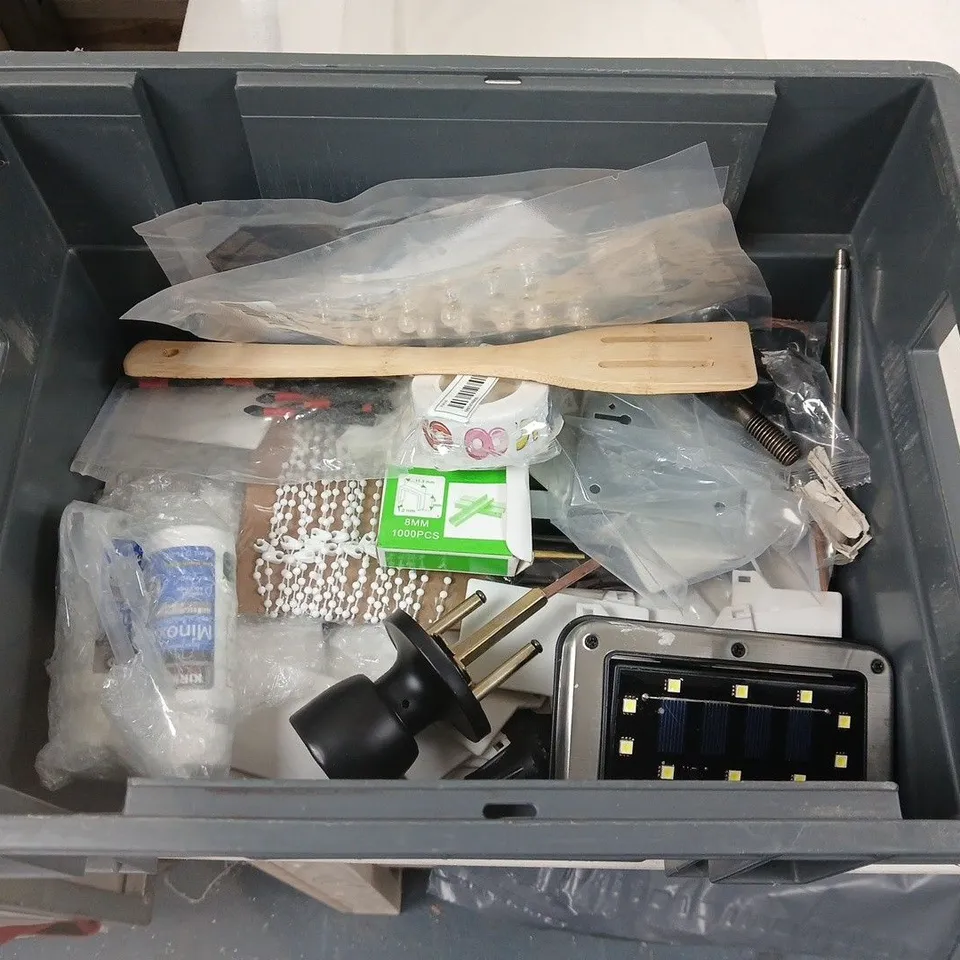 LOT OF ASSORTED HOUSEHOLD ITEMS TO INCLUDE NOTEBOOK, FITTINGS AND SOLAR LIGHTS