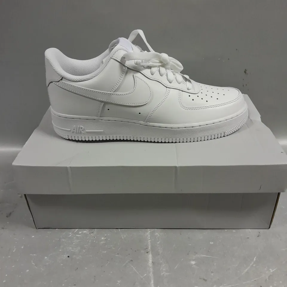 BOXED PAIR OF NIKE AIR FORCE 1 '07 TRAINERS IN WHITE - 8