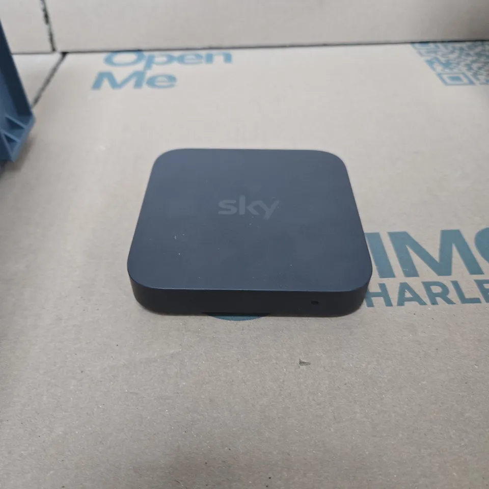 TOTE OF APPROXIMATELY 15 ASSORTED ITEMS TO INCLUDE: SKY BOX