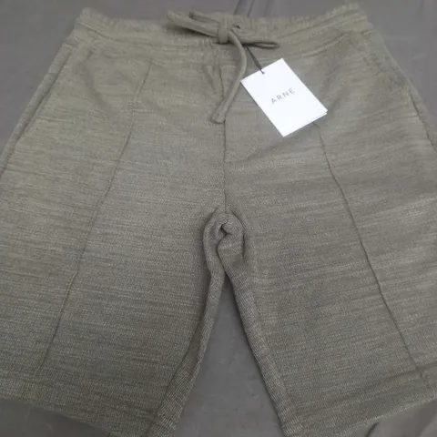 ARNE CAVOUR TEXTURED SHORTS IN OLIVE - S