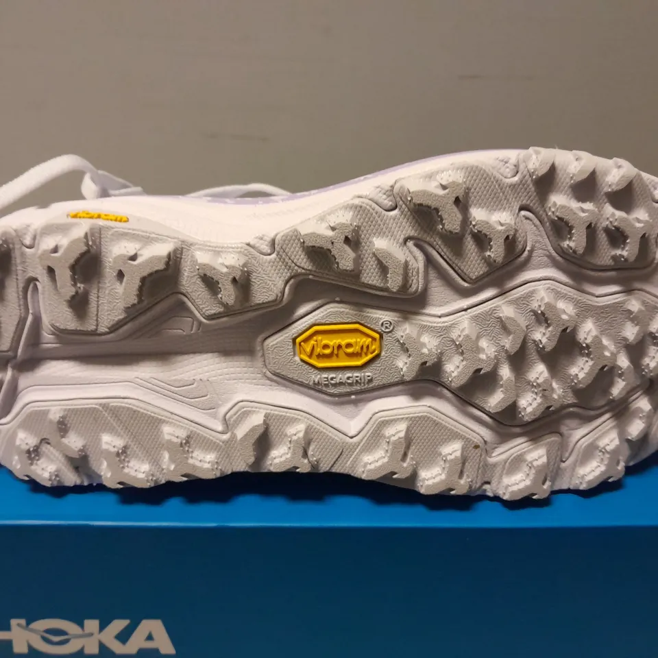 BOXED PAIR OF HOKA WOMENS SPEEDGOAT 6 TRAINERS IN PURPLE - UK 7