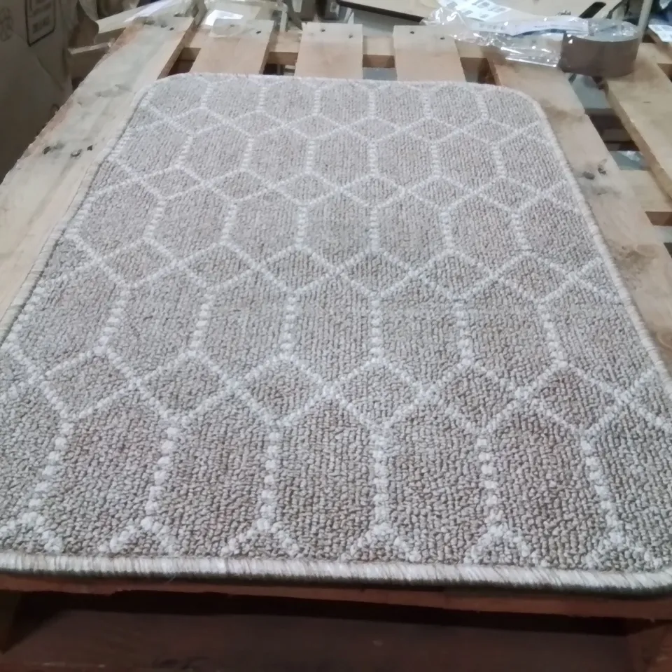 QUALITY DESIGNER AREA RUG - APPROXIMATELY 75X50CM