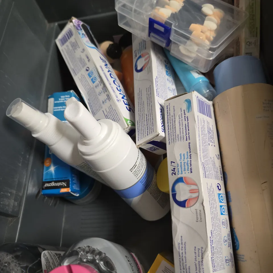 APPROX 12 ASSORTED BEAUTY PRODUCTS TO INCLUDE DOVE BODY WASH, NIVEA EYE MAKE-UP REMOVER, HAIRBURST CONDITIONER, ETC 