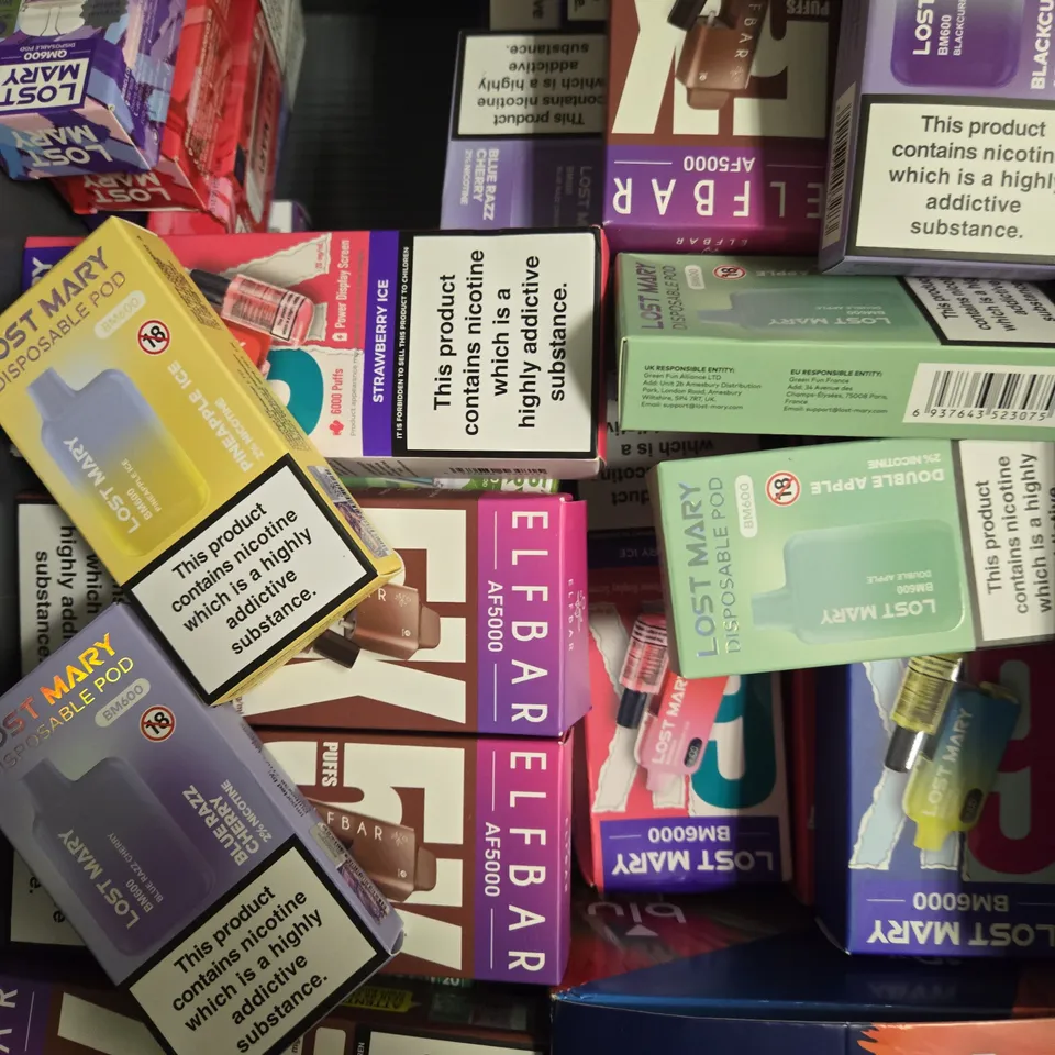 APPROXIMATELY 25 ASSORTED E-CIGARETTE & VAPING ITEMS IN VARIOUS BRANDS 