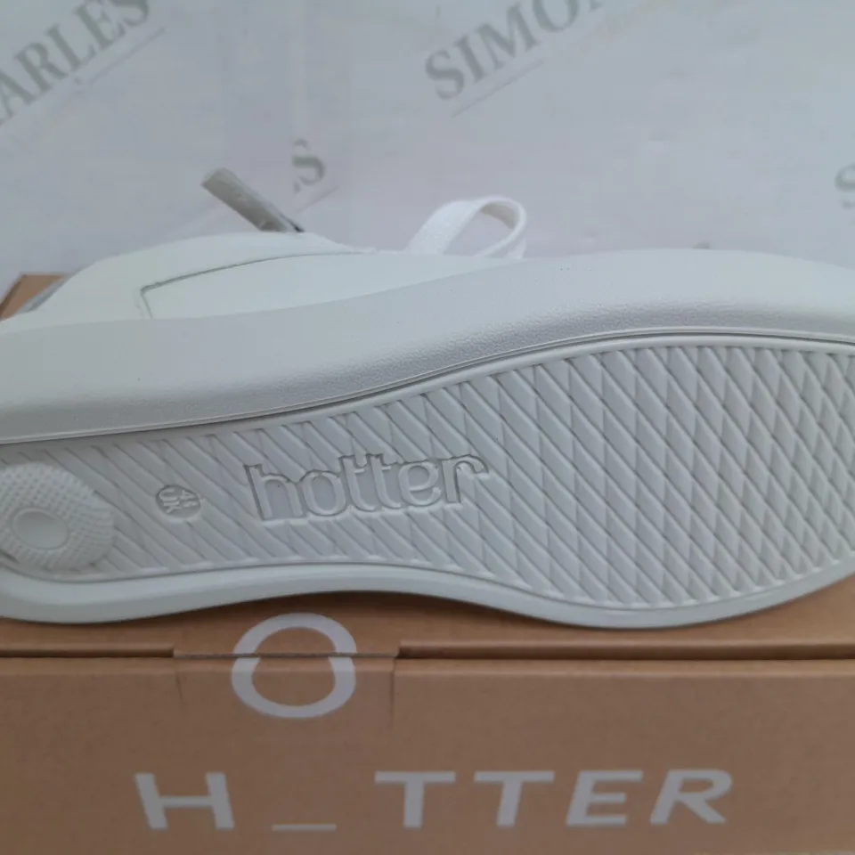BOXED PAIR OF HOTTER CHASE II WIDE TRAINERS IN WHITE - UK 4.5