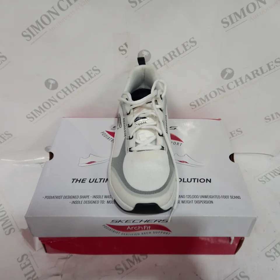 BOXED SKECHERS ARCH FIT TRAINERS SIZE 9