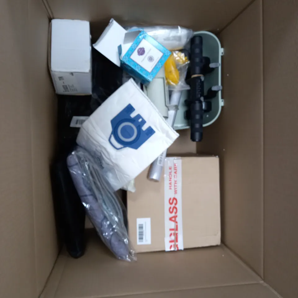 BOX OF ASSORTED ITEMS TO INCLUDE -BAMBOO STORAGE CONTAINER - BAMBOO HOB COVER AND WINDOW WIPER 