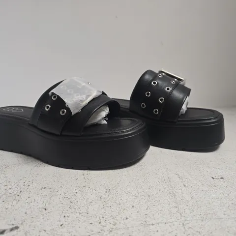 BOXED PAIR OF UNBRANDED OPEN TOE PLATFORM SANDALS WITH BUCKLE IN BLACK SIZE 7