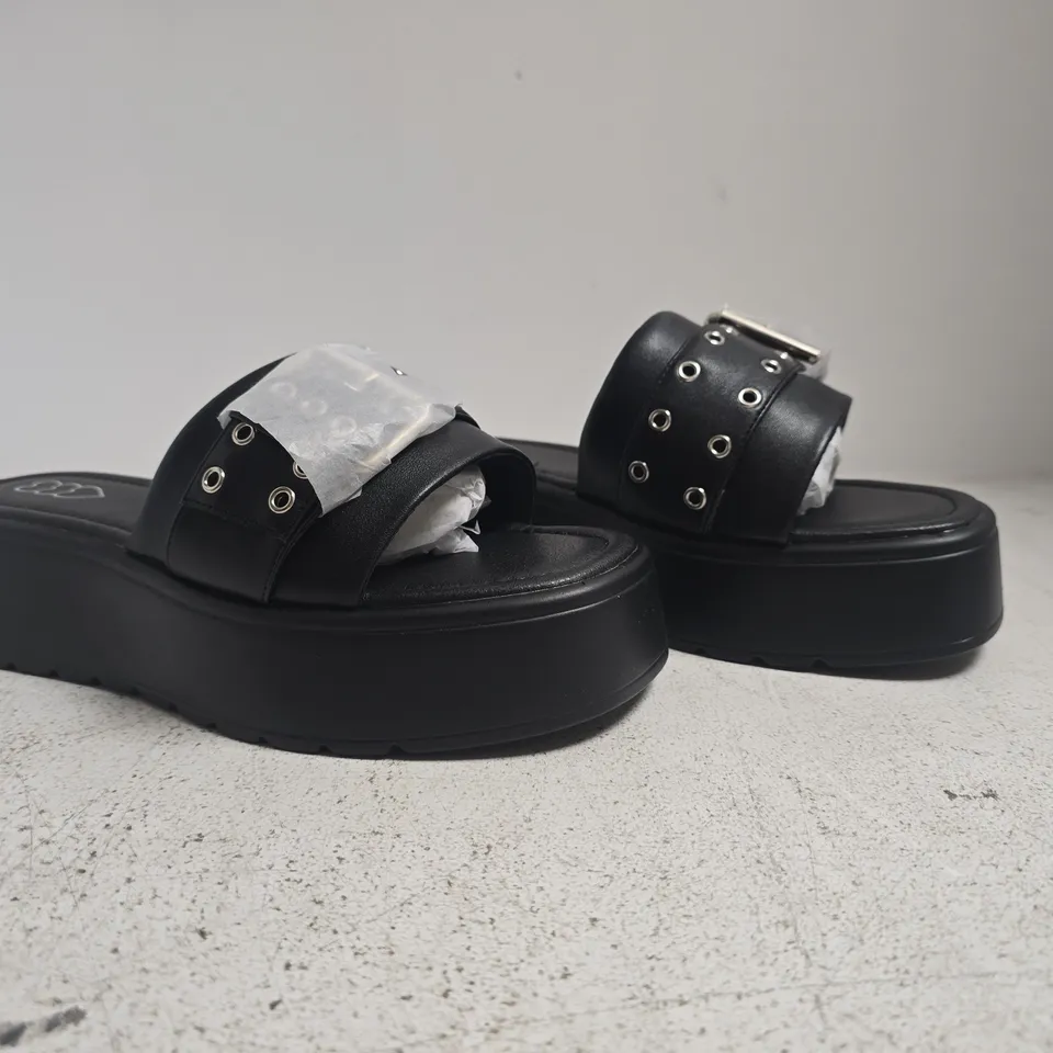 BOXED PAIR OF UNBRANDED OPEN TOE PLATFORM SANDALS WITH BUCKLE IN BLACK SIZE 7