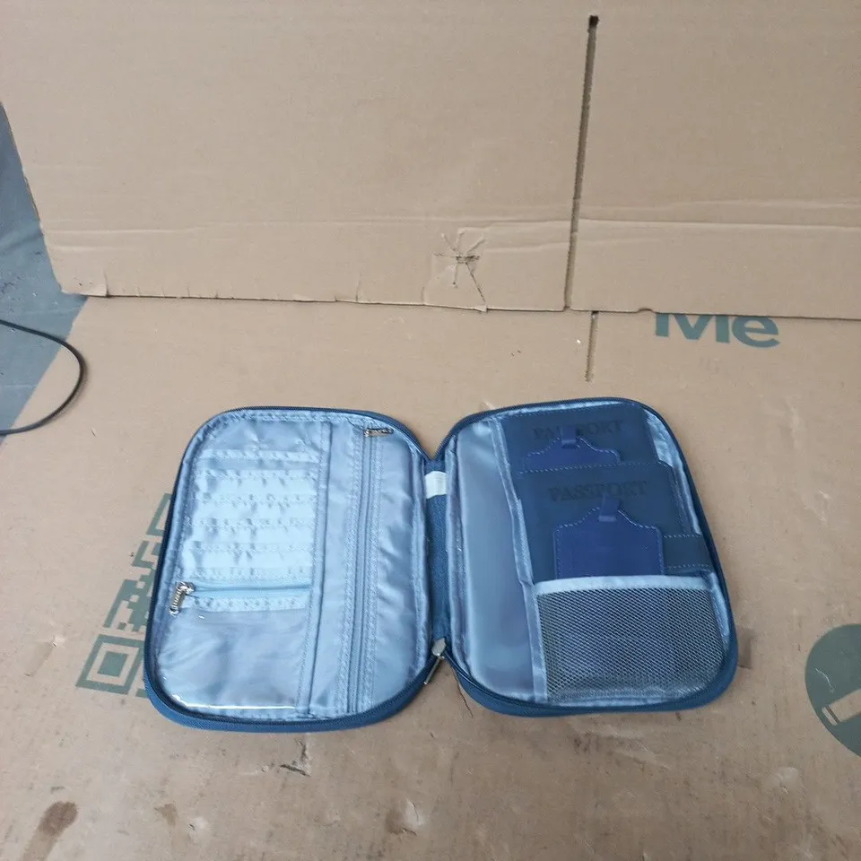 BOX OF APPROXIMATELY 15 ASSORTED ITEMS TO INCLUDE: TRAVEL BAG