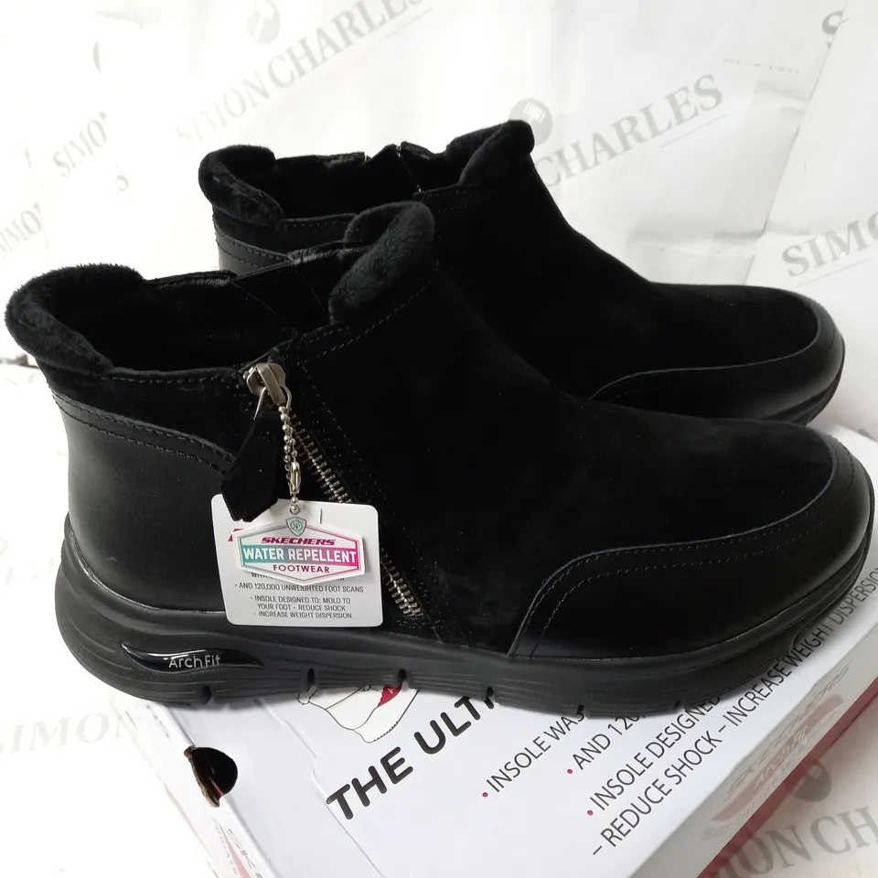 BOXED PAIR OF SKECHERS SMOOTH ZIP BOOTS - 8
