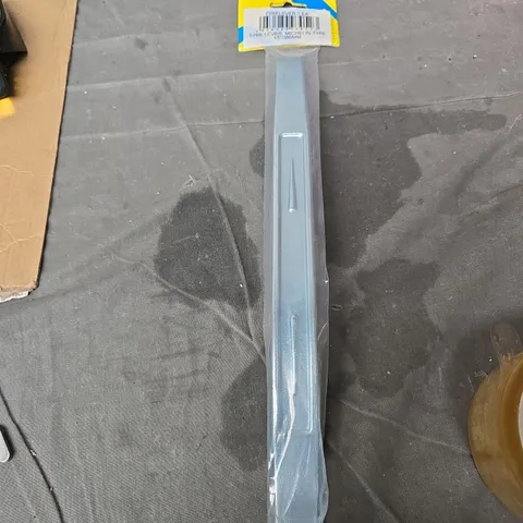 BOX OF APPROXIMATELY 30 ASSORTED ITEMS TO INCLUDE: TYRE LEVER AND WIRELESS CARPLAY DEVICE