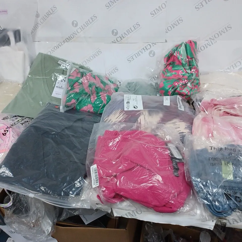 LARGE BOX OF APPROXIMATELY 5O ASSORTED BAGGED CLOTHING ITEMS TO INCLUDE: ZARA, PRETTYLITTLETHING & H&M IN VARIOUS COLOURS & SIZES 
