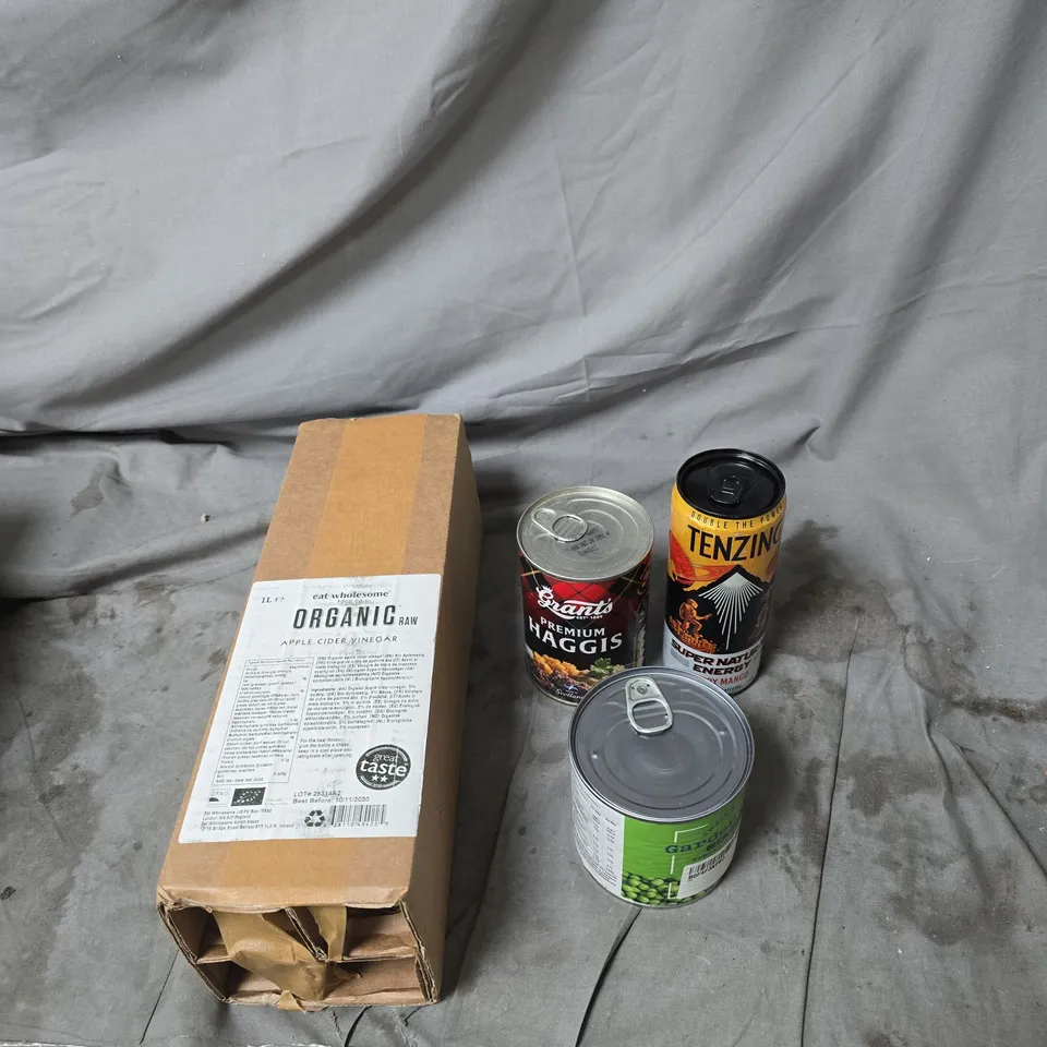 TOTE OF APPROXIMATELY 9 ASSORTED FOOD AND DRINK ITEMS TO INCLUDE APPLE CIDER VINEGAR 1L, TENZING, GARDEN PEAS, PREMIUM HAGGIS ETC