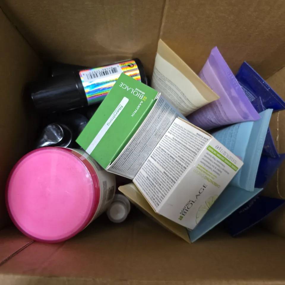 APPROXIMATELY 20 ASSORTED HEALTH & BEAUTY PRODUCTS TO INCLUDE MATRIX HOLD BOOSTER, MATRIX TOTAL RESULTS KICK UP PROTEIN BODIFYING TREATMENT, COLOUR LAST MASK, ETC - COLLECTION ONLY