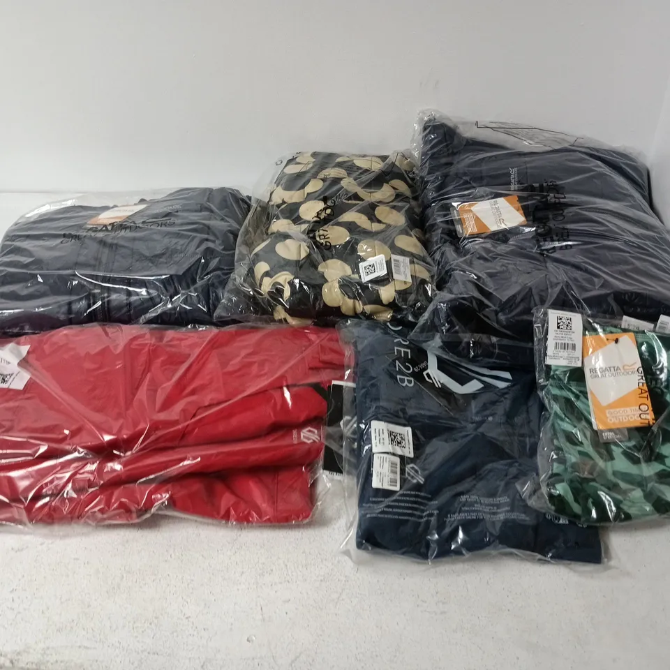 APPROXIMATELY 22 BRAND NEW REGATTA/DARE2B KIDS CLOTHING ITEMS IN VARIOUS SIZES, STYLES & COLOURS TO INCLUDE BARLIA WINTER LEGGINGS, JUNIOR EMBRIE, FREEHAND FLEECE, ETC
