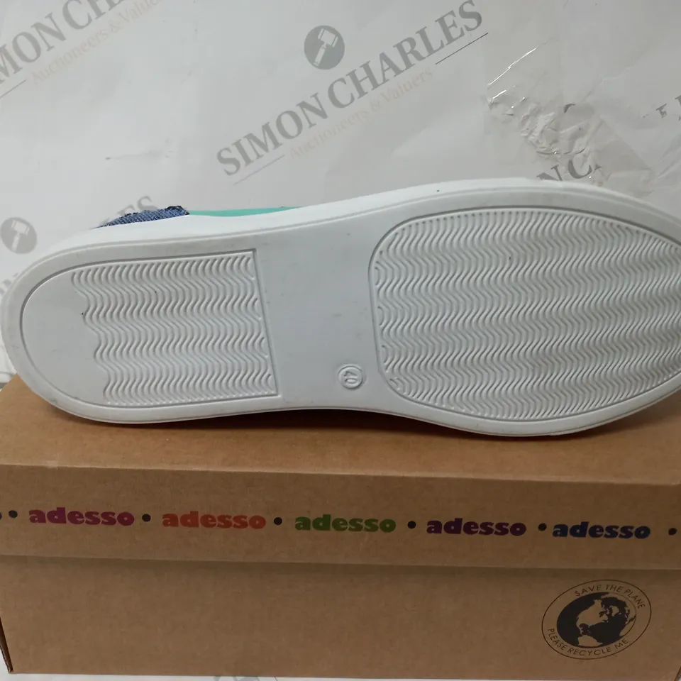 BOXED PAIR OF ADESSO FAYE ZIP TRAINERS IN BLUE/TURQUOISE - SIZE 7