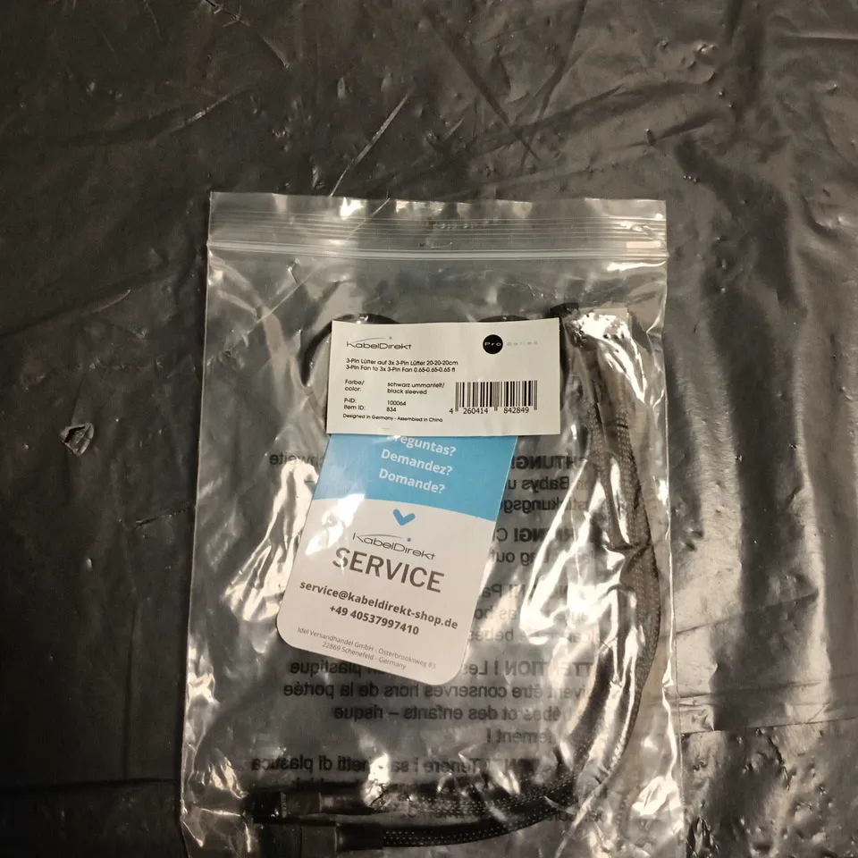 BOX OF MIXED ELECTRICALS INCLUDING APPROXIMATELY 50 WIRE HOLDERS, APPROXIMATELY 60 3 PIN TO 3 PIN