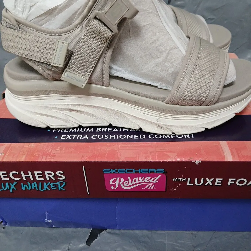 BOXED PAIR OF SKECHERS D'LUX WALKER SANDALS IN TAUPE SIZE 6
