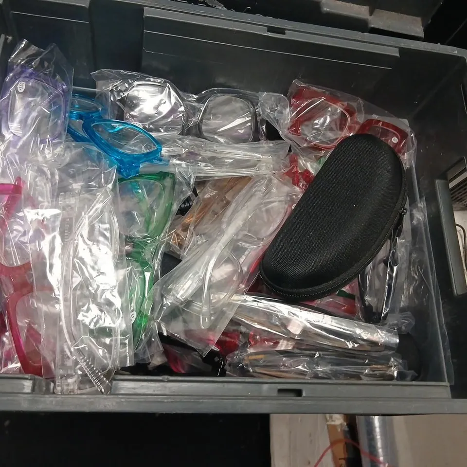 LARGE QUANTITY OF ASSORTED GLASSES