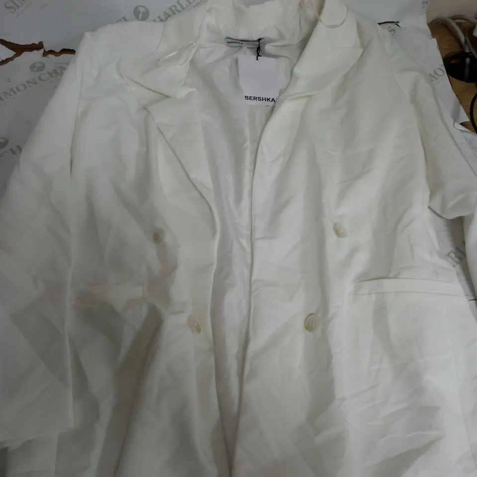 BERSHKA WHITE BLAZER WITH BUTTON FRONT - EUR LARGE
